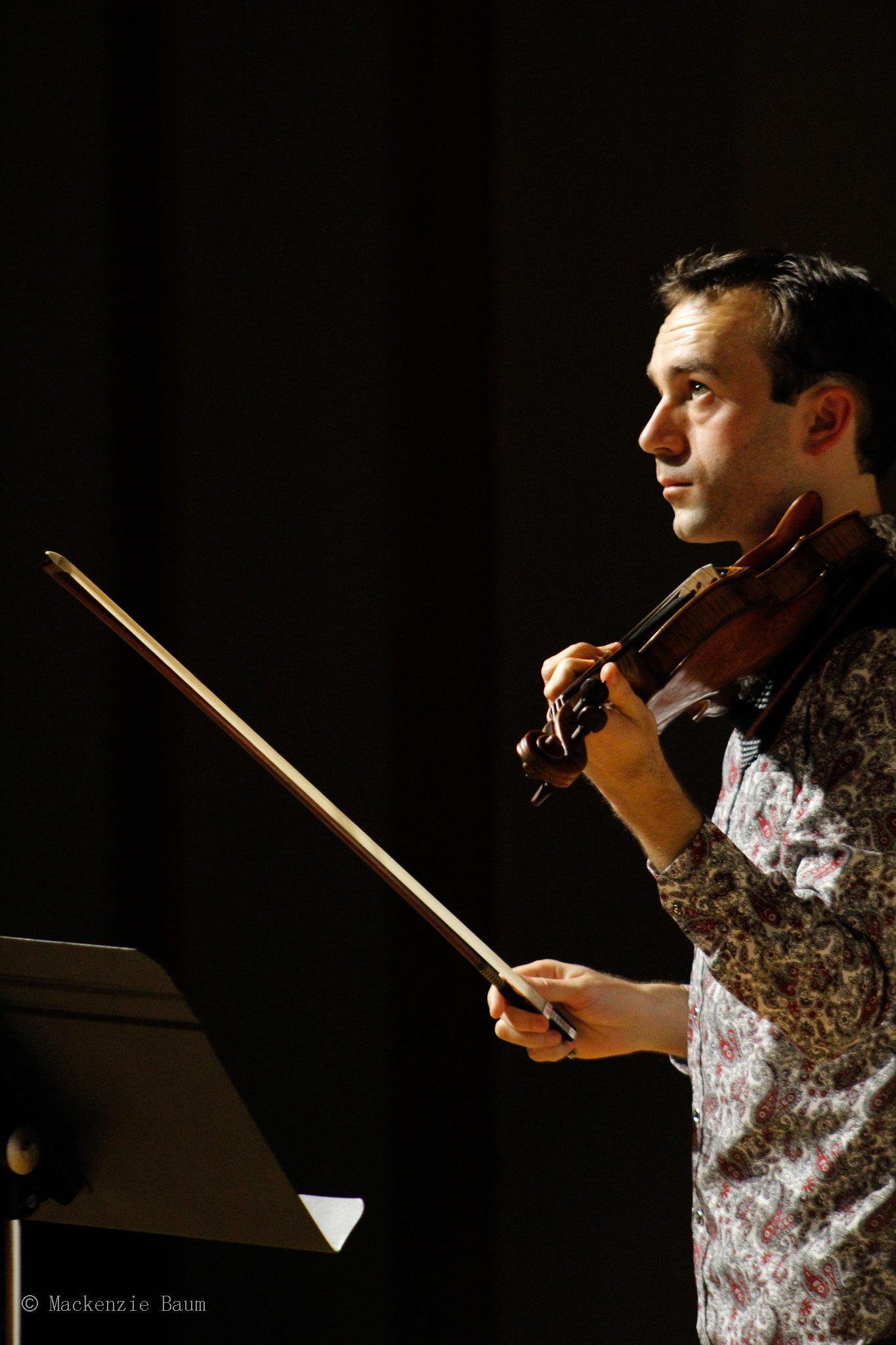 Mike Perroud joue du violon